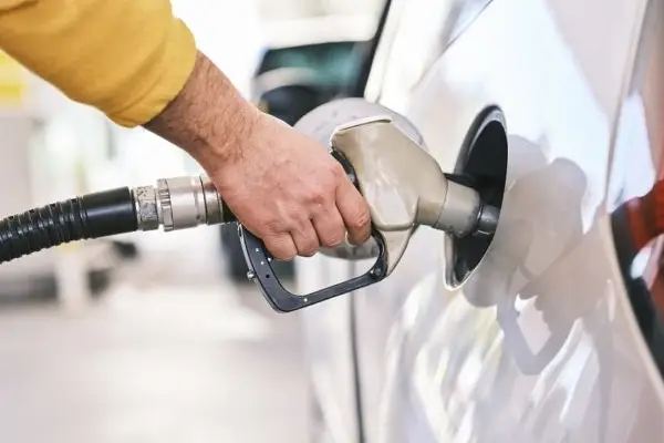 Estación de servicio en Honduras mostrando precios actualizados de combustibles