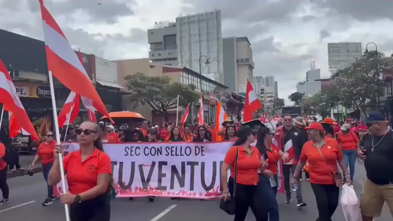 Trabajadores marchando en Costa Rica en defensa de la jornada laboral de 8 horas