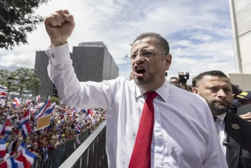 Rodrigo Chaves durante su despedida presidencial en Costa Rica con mariachis y público presente